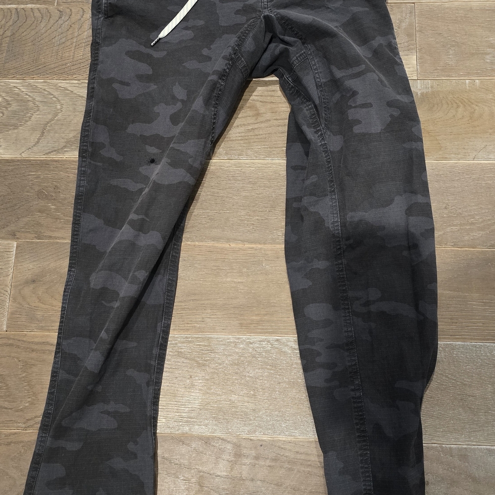 Vuori Camo Sweatpants - Black and Gray